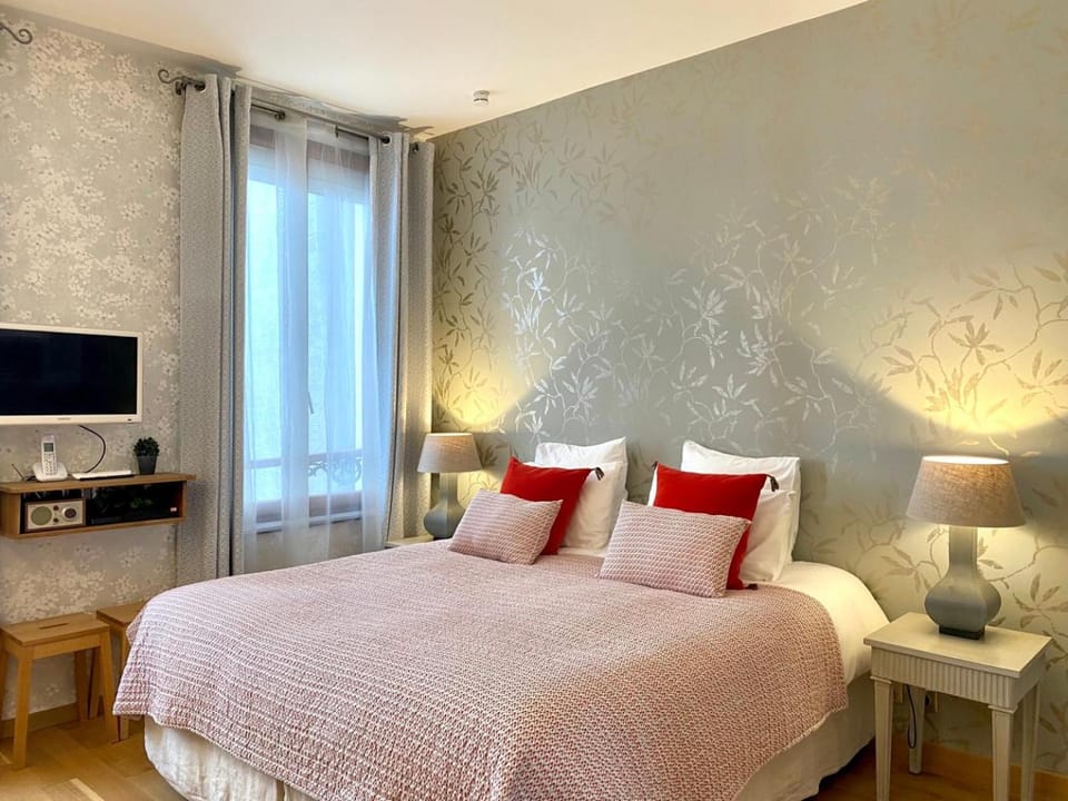 Bed, TV and multimedia, Bedroom