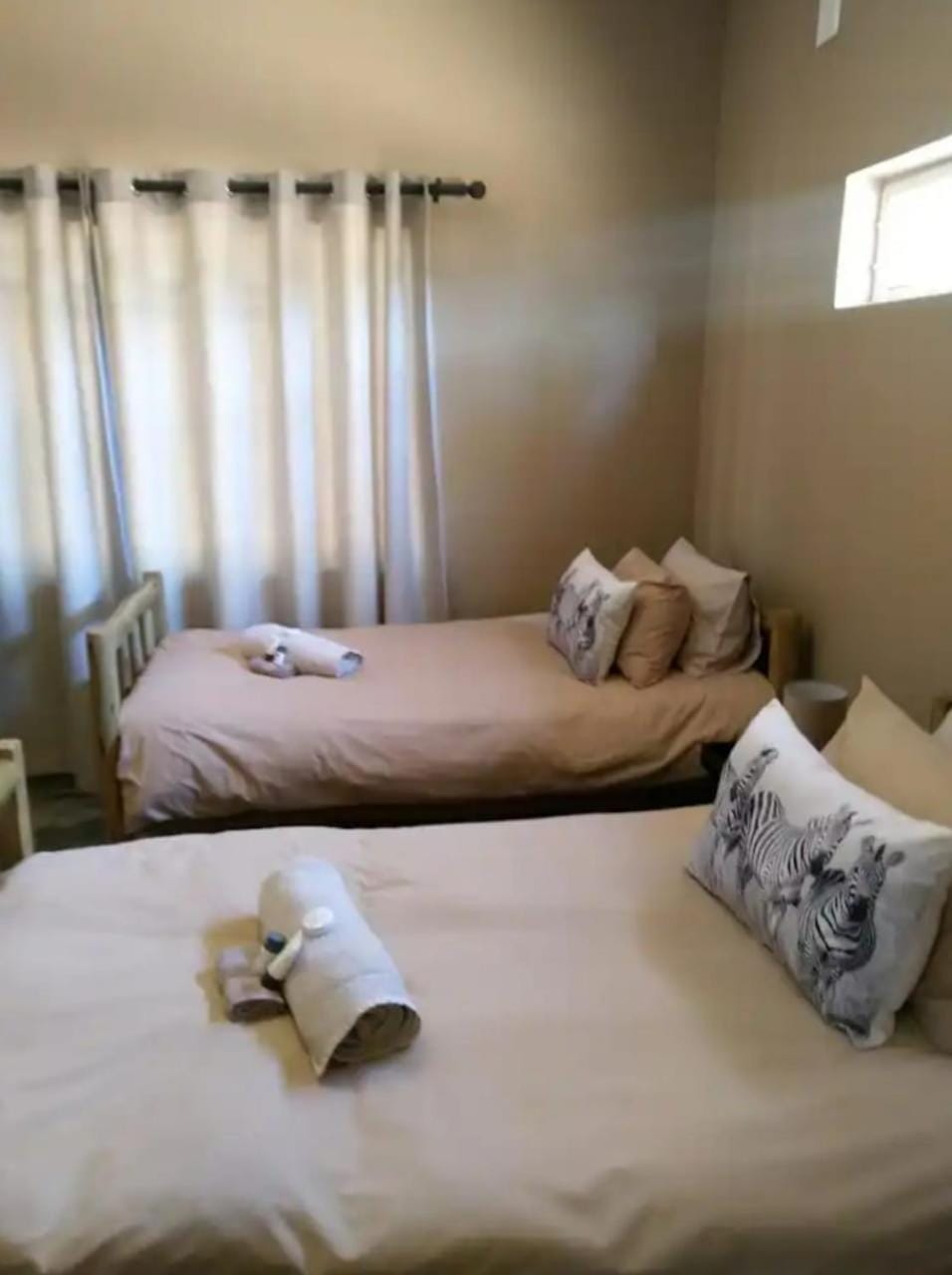 Bedroom, towels