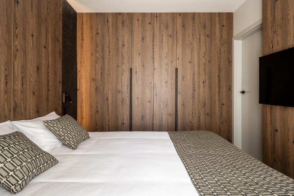 Bed, TV and multimedia, Photo of the whole room, Evening entertainment, Bedroom, wardrobe