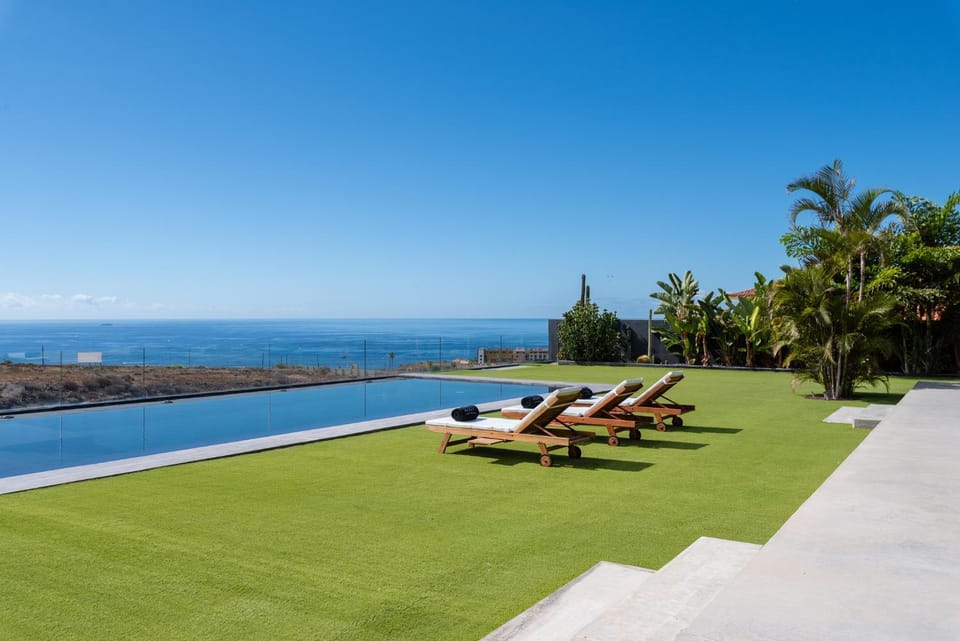 Spring, Day, Natural landscape, Garden, Garden view, Pool view, Sea view, Swimming pool, sunbed
