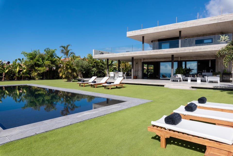 Property building, Patio, Spring, Day, Garden, Garden view, Pool view, Swimming pool, sunbed