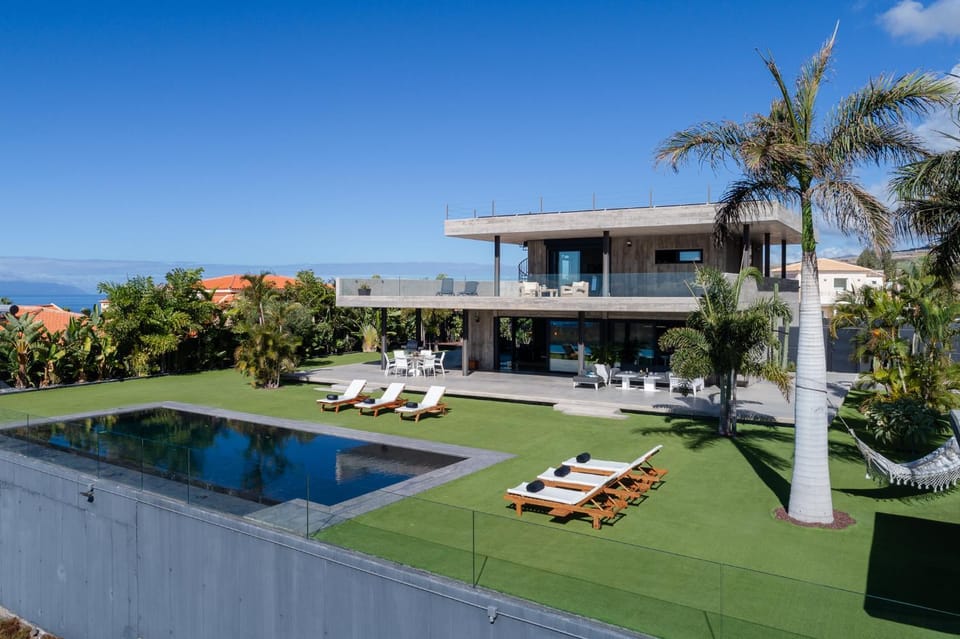 Property building, Patio, Communal lounge/ TV room, Spring, Day, Garden, Evening entertainment, Garden view, Pool view, Swimming pool, sunbed