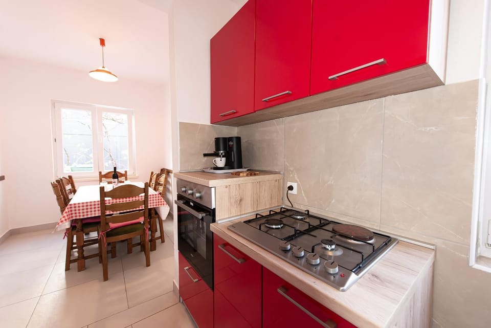Dining area, internet, oven, stove, kitchen, air conditioner