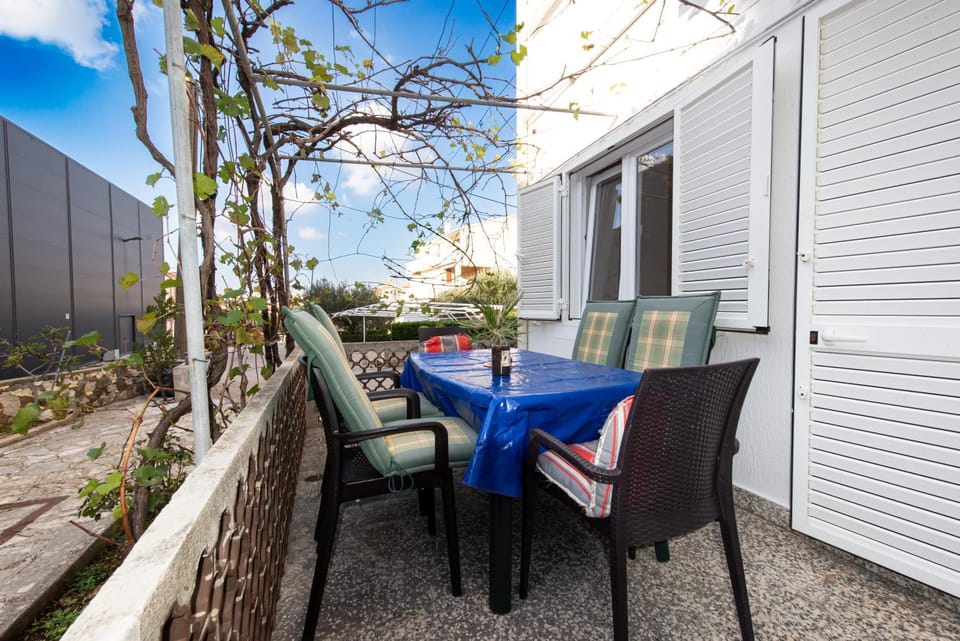Restaurant/places to eat, View (from property/room), View (from property/room), Balcony/Terrace, Balcony/Terrace, City view, Street view, Supermarket/grocery shop, Shopping Area, Dinner