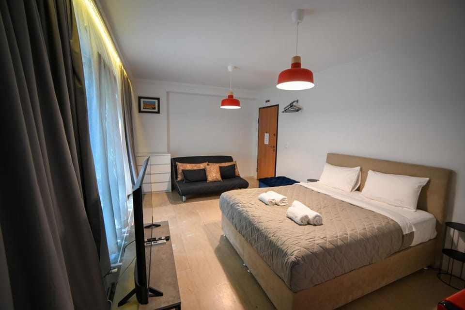 Bed, TV and multimedia, Living room, Photo of the whole room, Seating area, Bedroom, towels