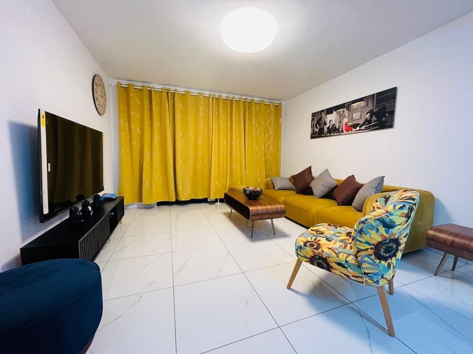 Communal lounge/ TV room, TV and multimedia, Living room, Seating area, Evening entertainment