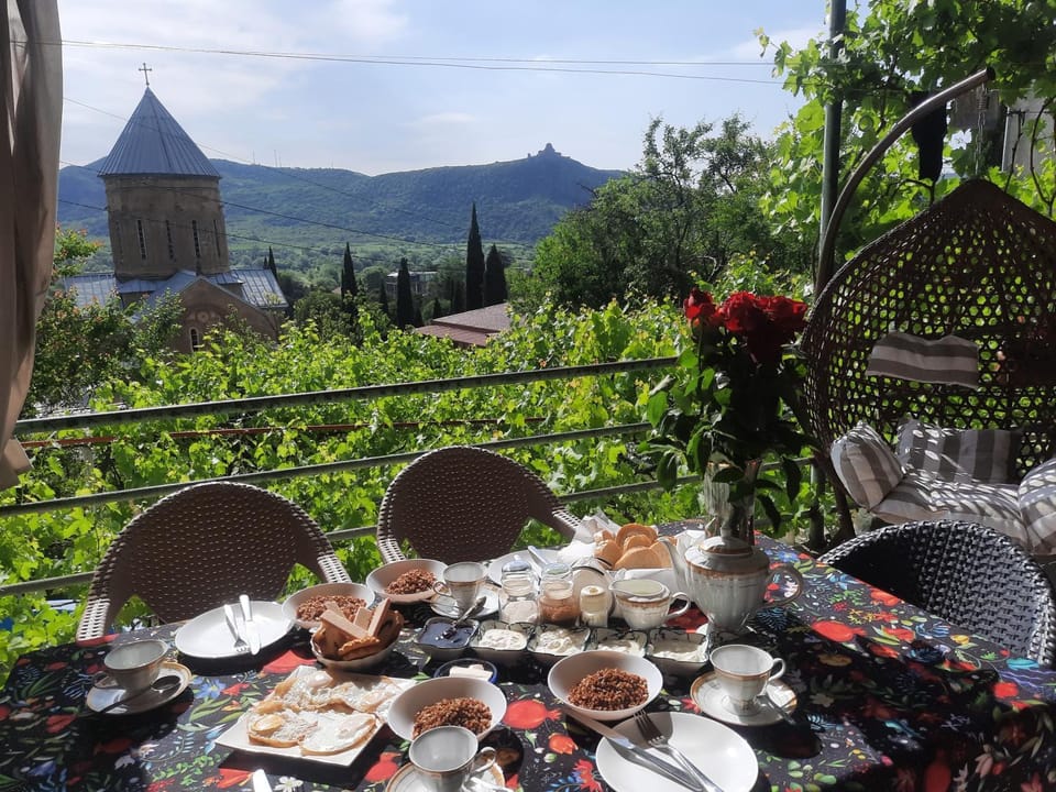 Spring, Day, Natural landscape, Food and drinks, Dining area, Food, Mountain view