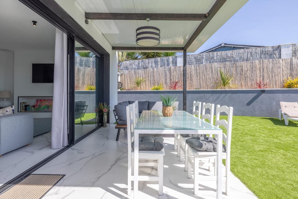 Property building, Balcony/Terrace, Living room
