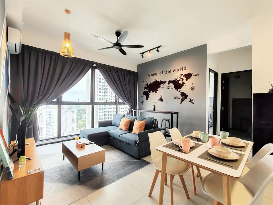 Living room, Seating area, Dining area, fireplace