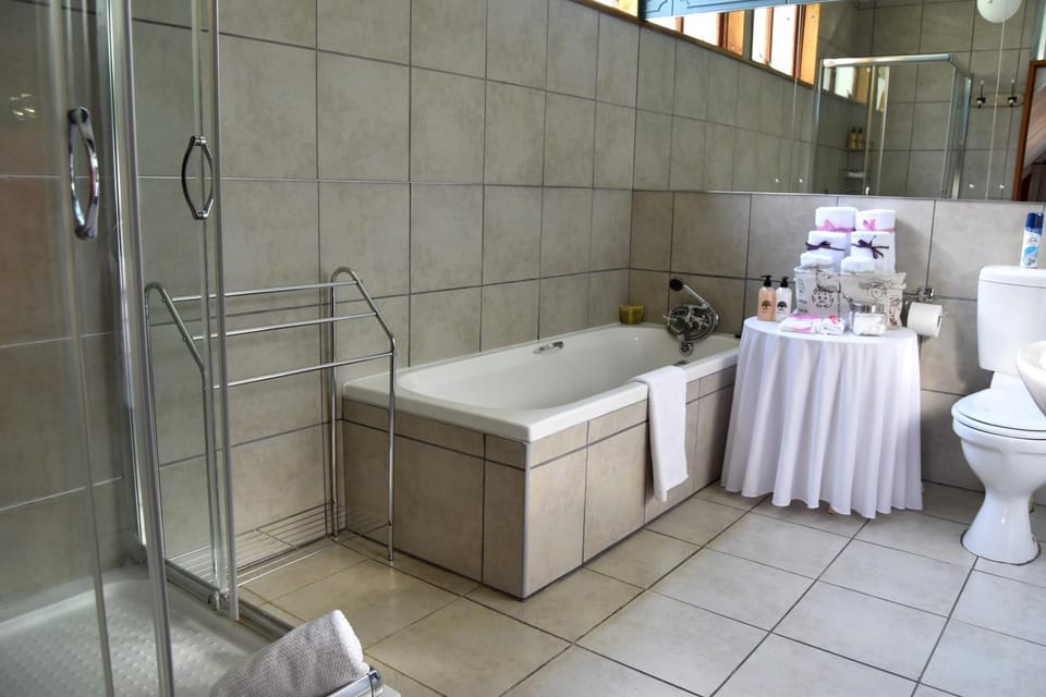 Shower, Toilet, Bathroom, Bath, towels
