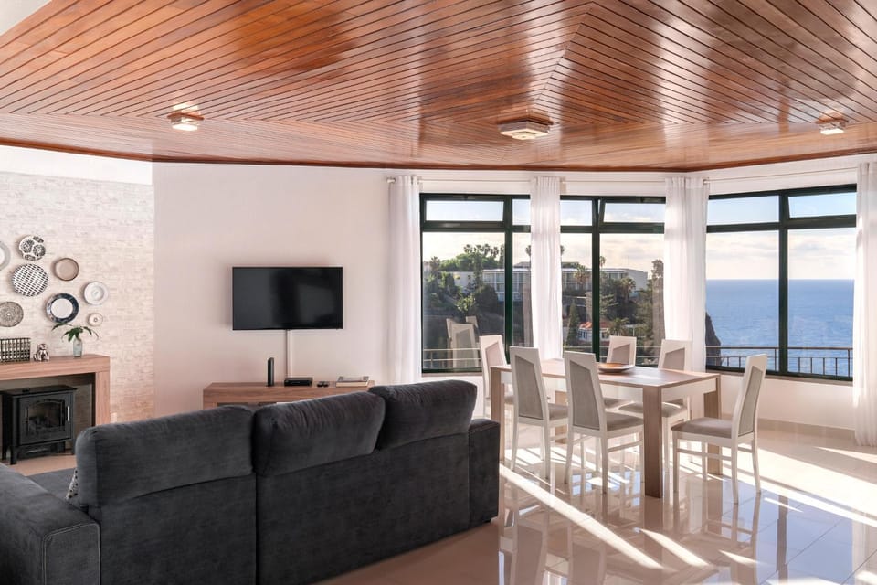 Communal lounge/ TV room, Natural landscape, TV and multimedia, Living room, Seating area, Dining area, Sea view