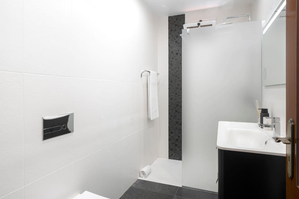Shower, Toilet, Bathroom, towels