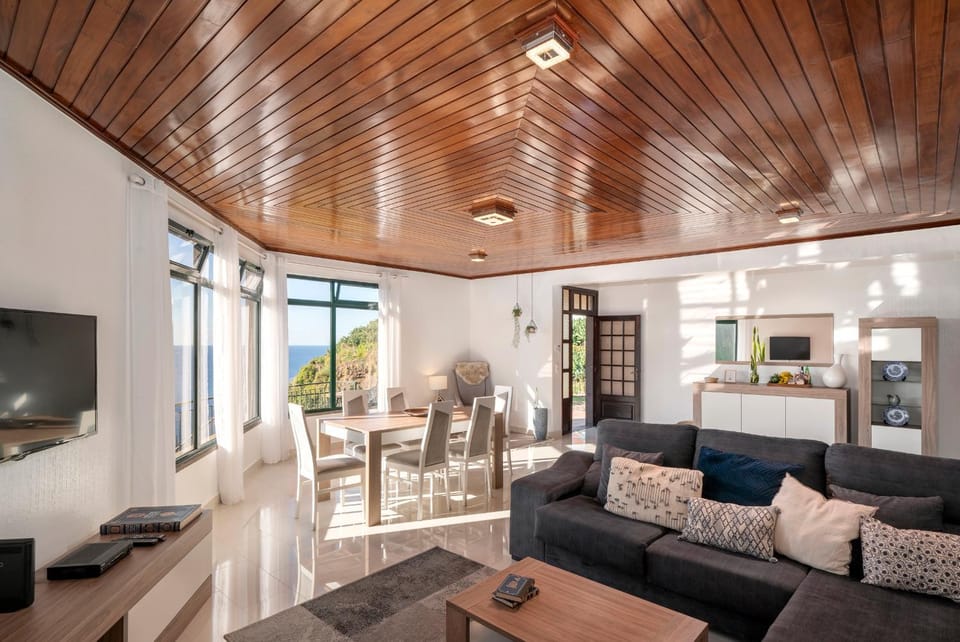 Communal lounge/ TV room, TV and multimedia, Living room, Seating area, Dining area