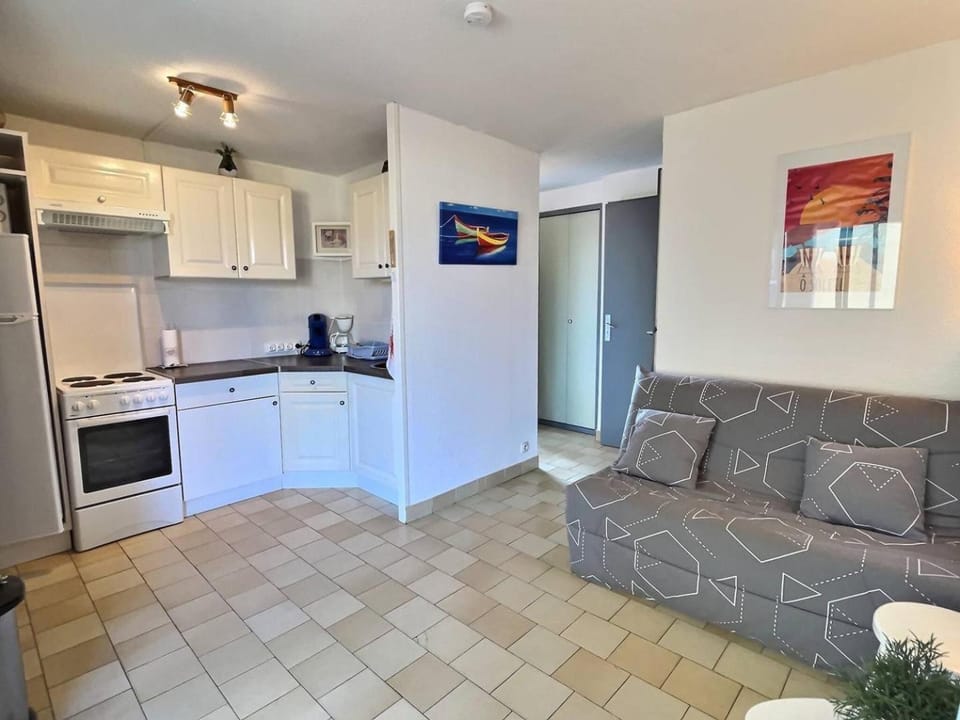 Coffee/tea facilities, Living room, oven, stove