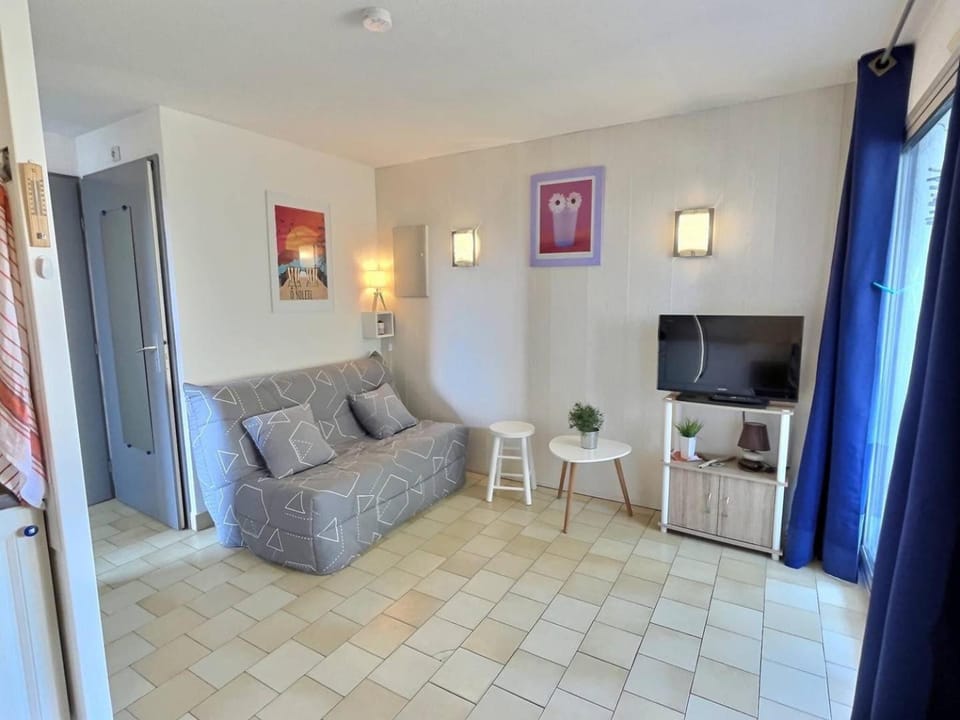 Bed, TV and multimedia, Living room