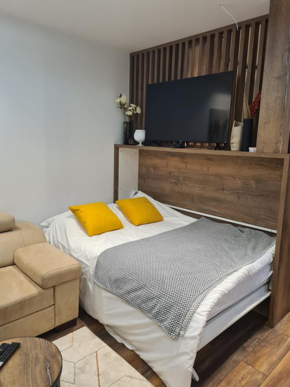 Bed, Living room
