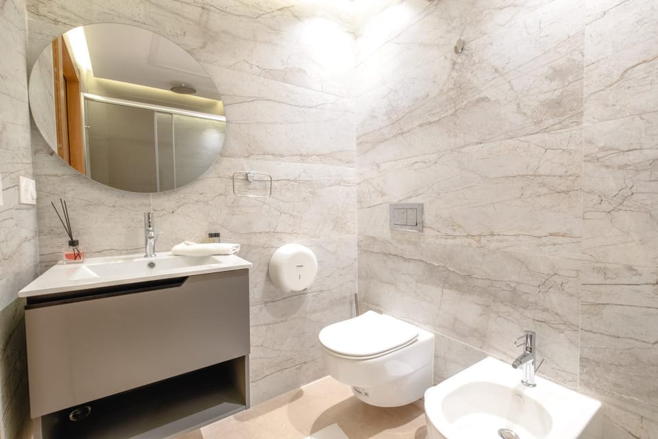 Shower, Toilet, Bathroom, bidet, towels