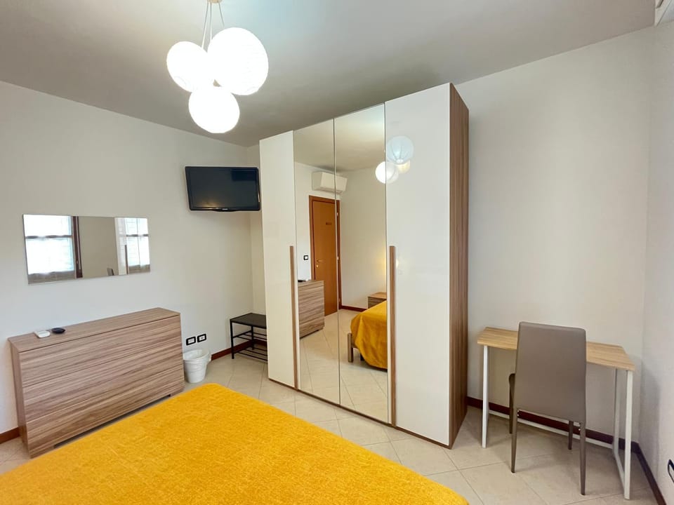 Bed, TV and multimedia, Photo of the whole room, Seating area, Bedroom, hair dresser, wardrobe