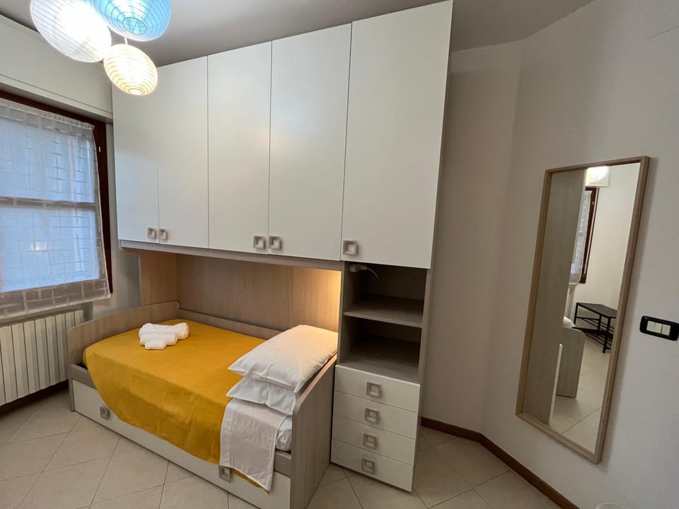 Bed, Photo of the whole room, Bedroom, internet, towels, wardrobe