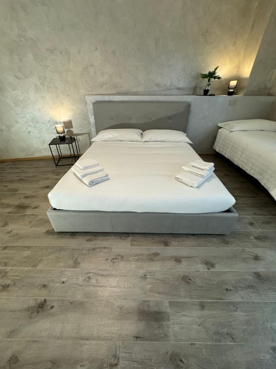 Bed, Bedroom, towels