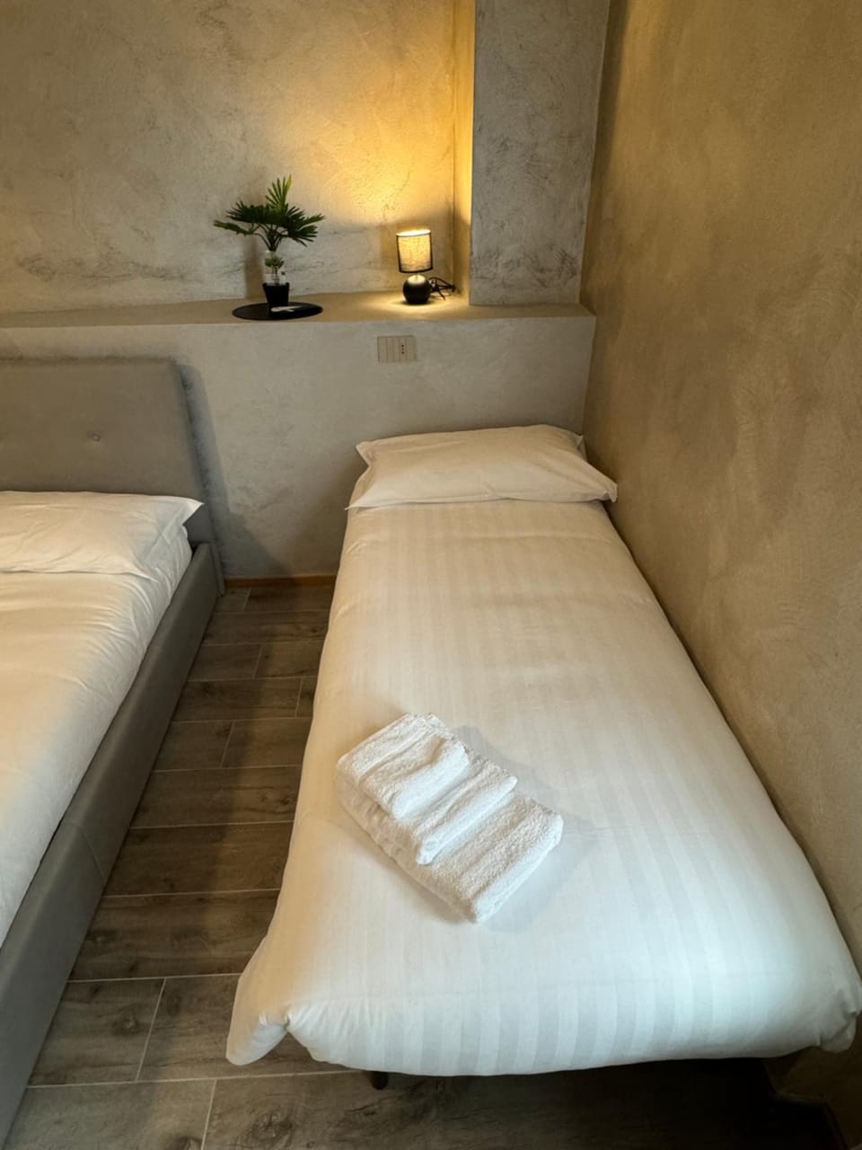 Bed, Bedroom, towels