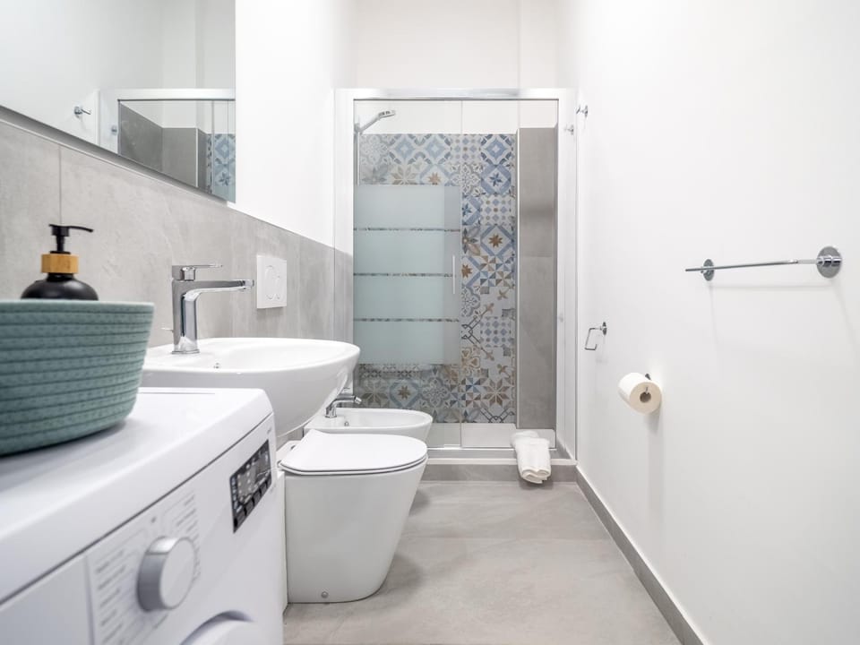 Shower, Toilet, Bathroom, bidet, towels