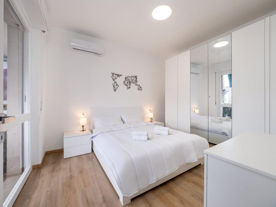 Bed, Photo of the whole room, Bedroom, towels, wardrobe, air conditioner