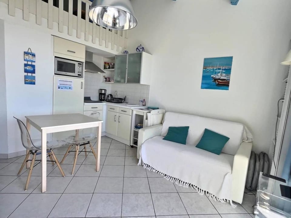 Coffee/tea facilities, Kitchen or kitchenette, Living room, Dining area, minibar, stove