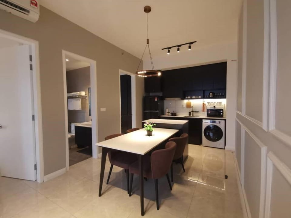 Kitchen or kitchenette, Dining area, dishwasher, minibar, washing machine, dryer