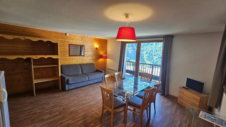 Bed, Seating area, Dining area