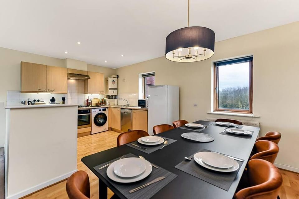 Large Group & Contractor Booking! Duplex w/Parking Apartment in Milton Keynes