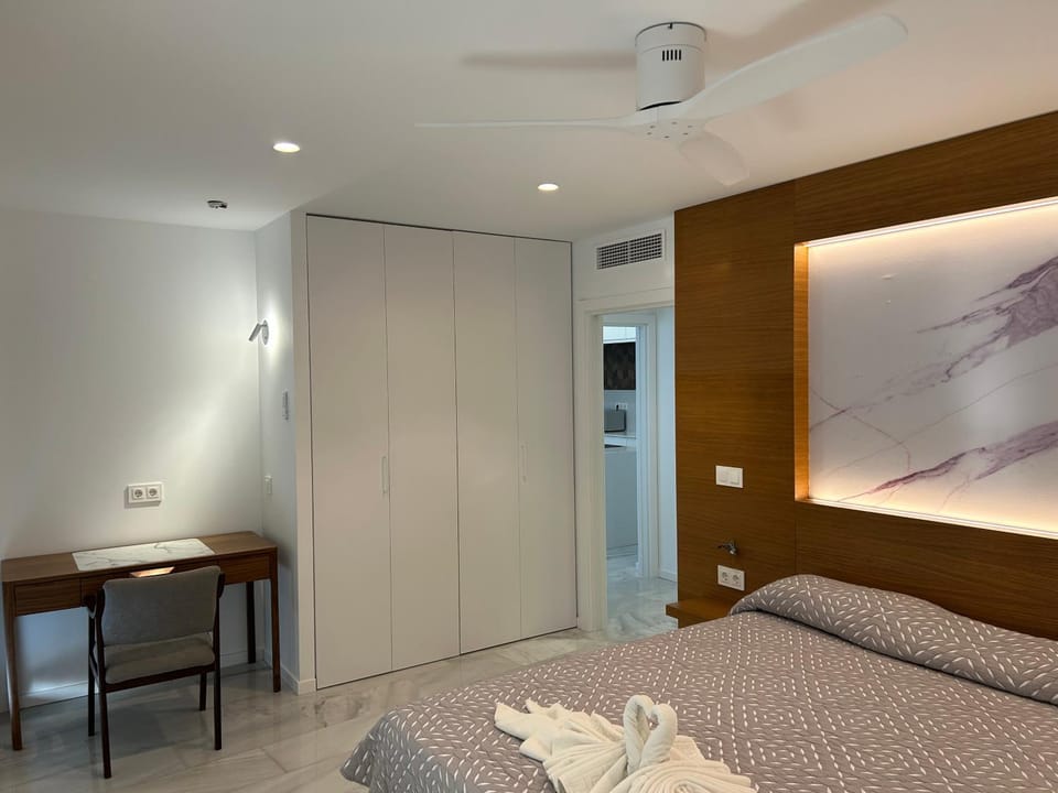 Photo of the whole room, Bedroom