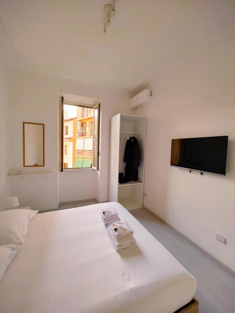 Bed, TV and multimedia, Photo of the whole room, Bedroom, towels