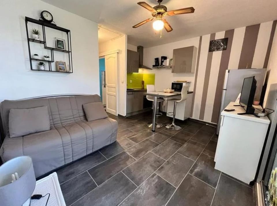 Kitchen or kitchenette, Living room