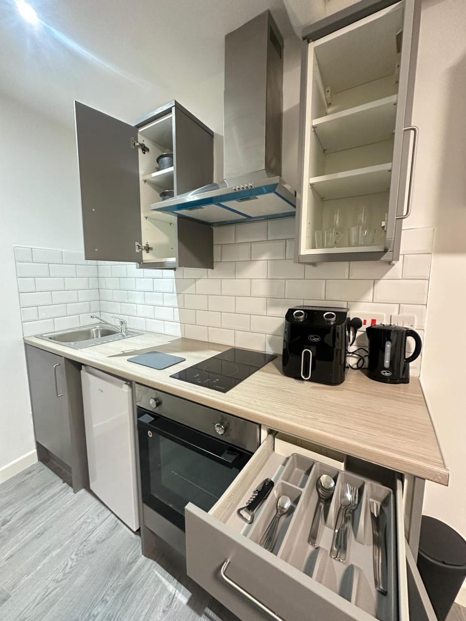 Train Station Spacious Apartments - Free Wifi, Netflix & Paid Parking Opposite Apartment in Leicester