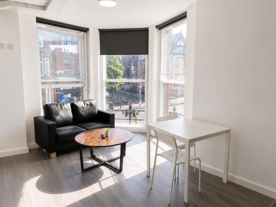 Train Station Spacious Apartments - Free Wifi, Netflix & Paid Parking Opposite Apartment in Leicester