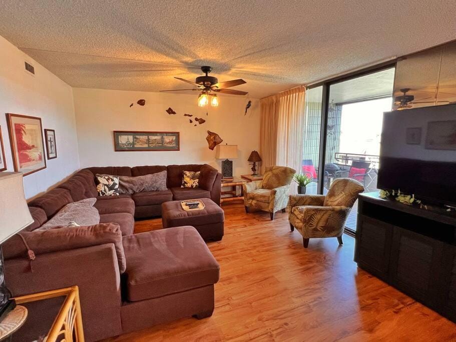 Communal lounge/ TV room, TV and multimedia, Living room, Seating area