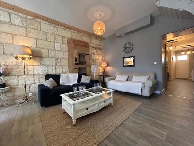 Bel appartement en pierre de 100 m2 avec cour. Apartment in Nouvelle-Aquitaine