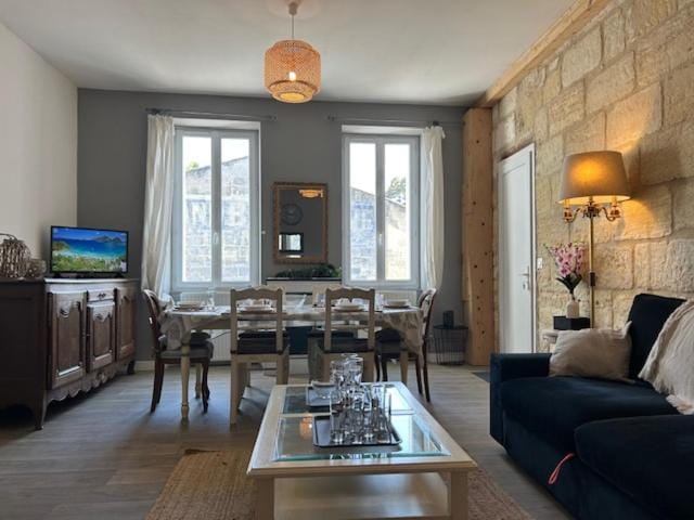 Bel appartement en pierre de 100 m2 avec cour. Apartment in Nouvelle-Aquitaine