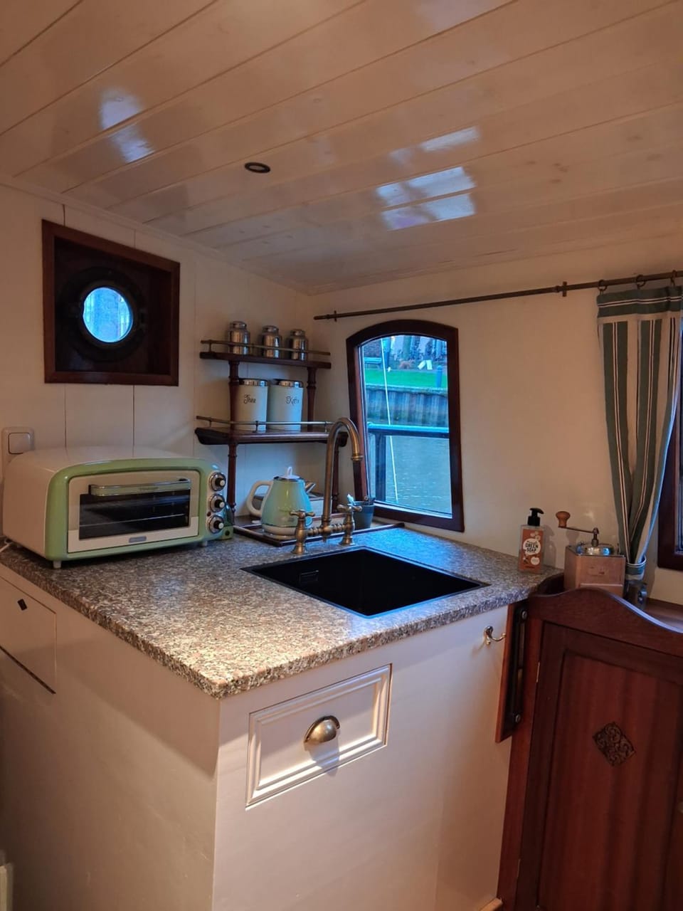 Kitchen or kitchenette, oven