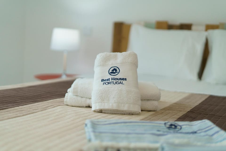 Bed, Property logo or sign, Bedroom, towels