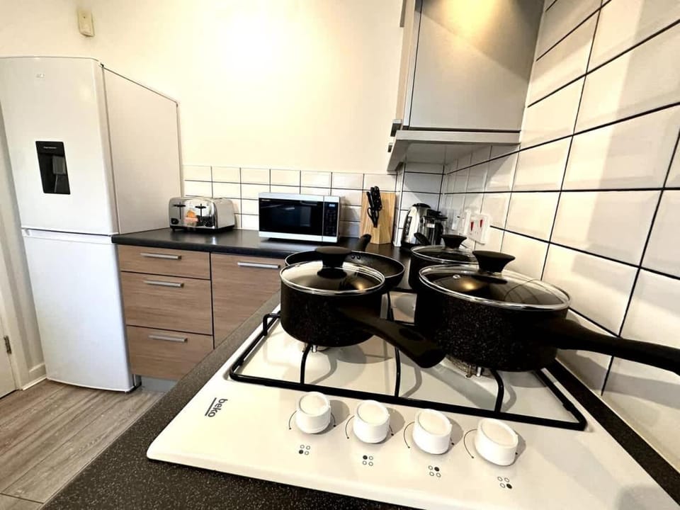 Newham House by Blue Skies Stays House in England