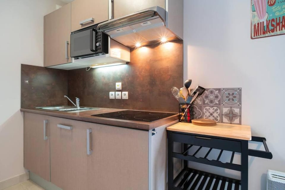 Kitchen or kitchenette