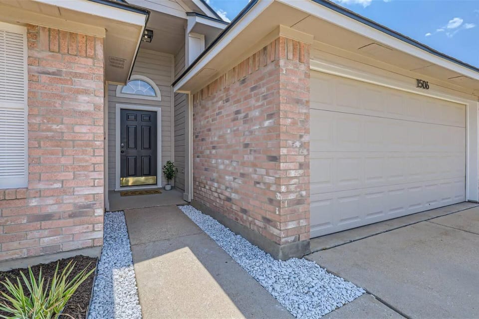 Single level w Fenced Yard, Pool Table & Fire Pit Apartment in Leander