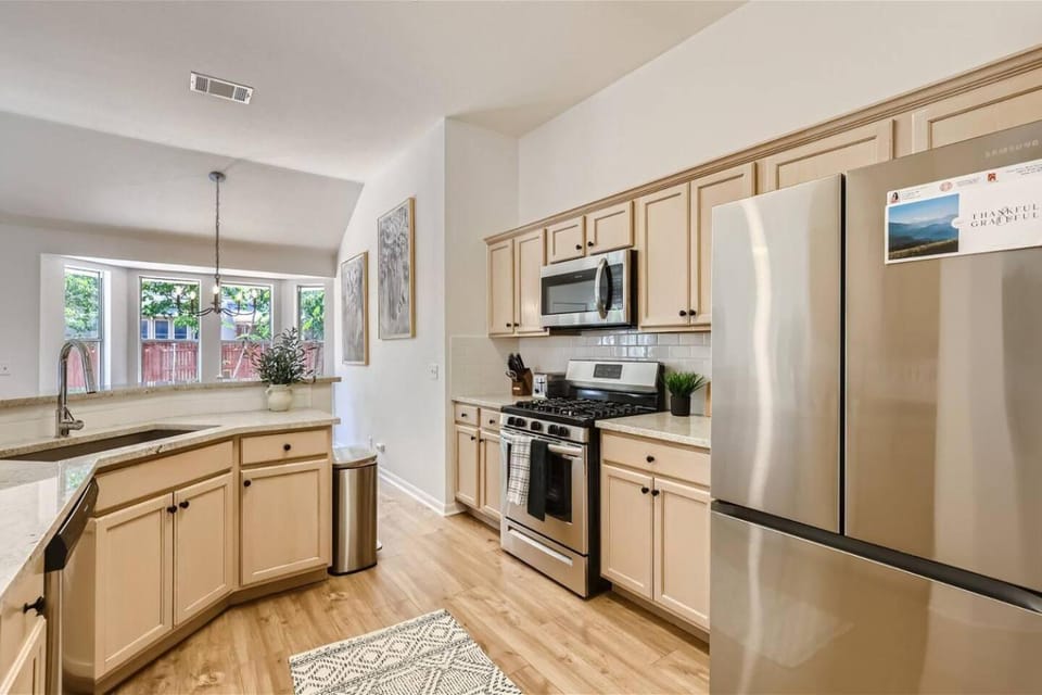 Single level w Fenced Yard, Pool Table & Fire Pit Apartment in Leander