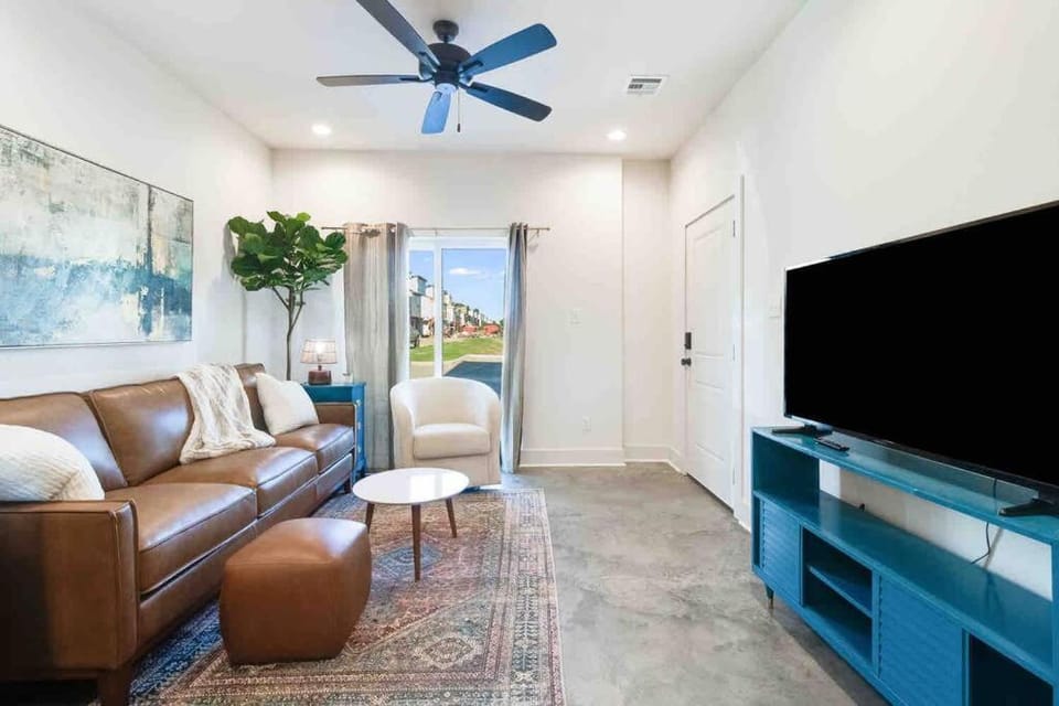 TV and multimedia, Living room, Seating area, Evening entertainment