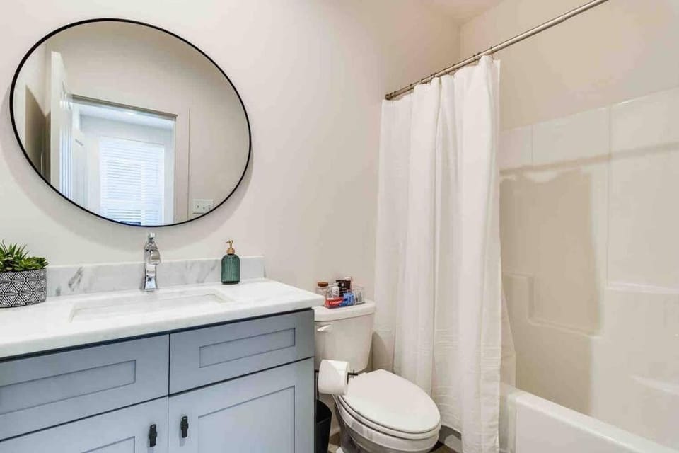 Shower, Toilet, Bathroom, Bath, towels