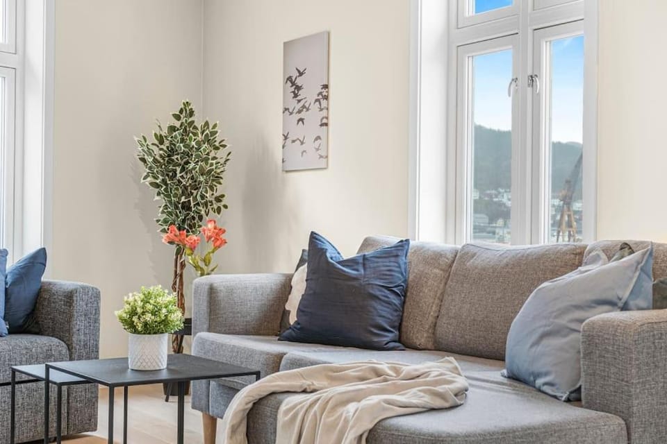 NEW! Huge Modern Apartment! Fit For Two Families! Apartment in Bergen
