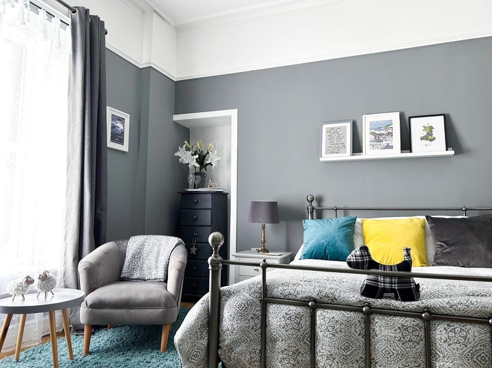 Bed, Seating area, Bedroom