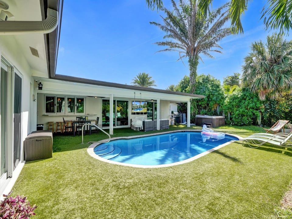 Patio, Pool view, Swimming pool, sunbed